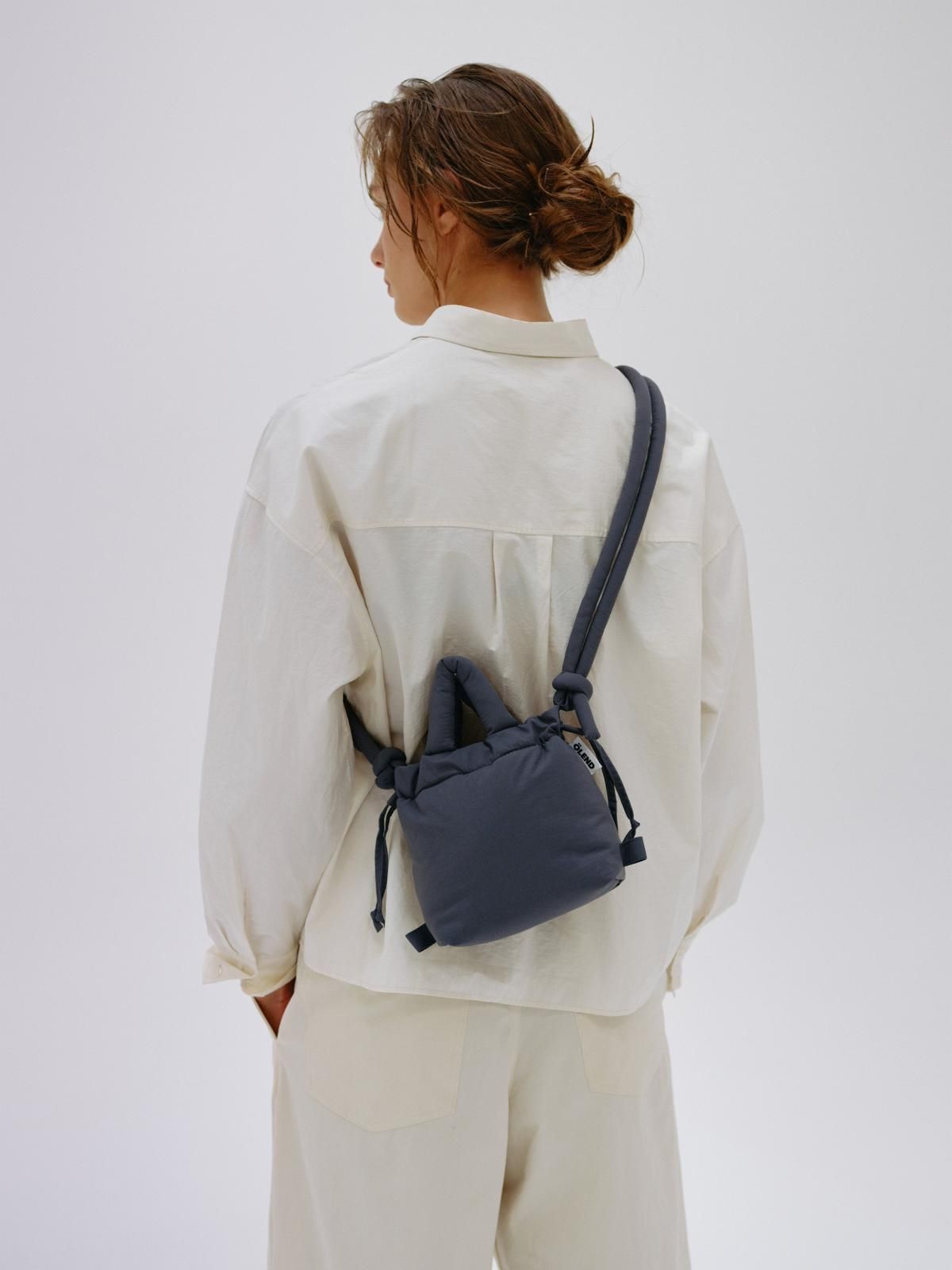올랜드 미니멀 소프트 마이크로 크로스백 Micro Ona Soft Bag 49695854920015 COAL - 상세 이미지 2