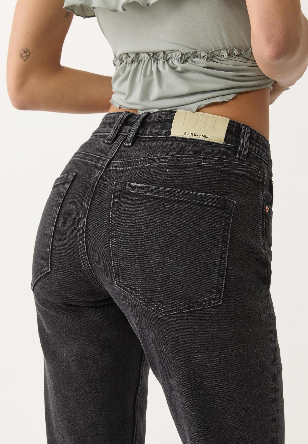 스트라디바리우스 블랙 슈퍼하이웨이스트 슬림핏 맘진 1465/488 BLACK DENIM WASH - 상세 이미지 5