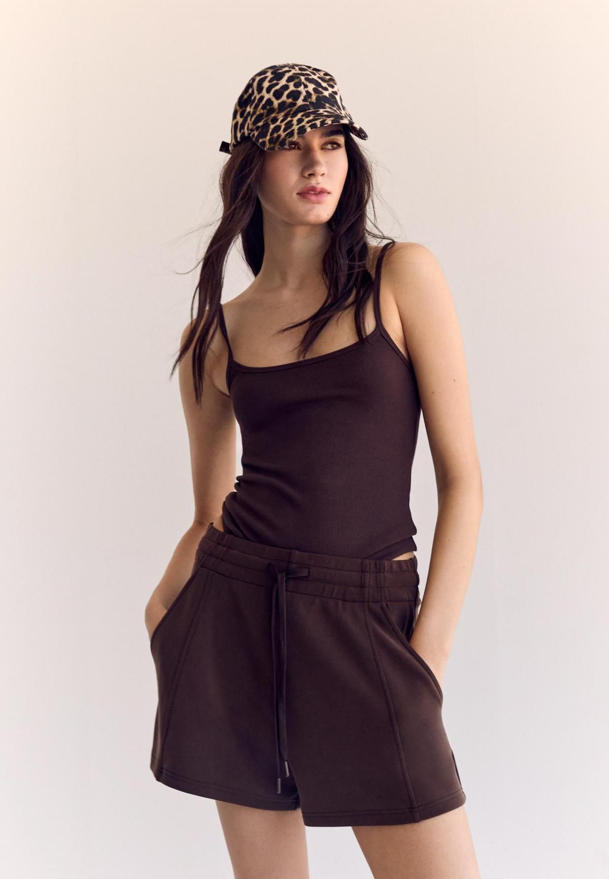 스트라디바리우스 소프트터치 미드라이즈 웨이스트 스트링 심플 반바지 8650/313 BROWN - 상세 이미지 5