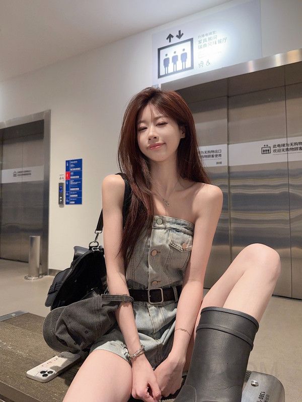여성 끈없는 데님 점프수트 멜빵 워싱 숏 팬츠 뷔스티에 롬퍼 청반바지 올인원 휴가룩 캐주얼 데일리 코튼 사계절 - 상세 이미지 4