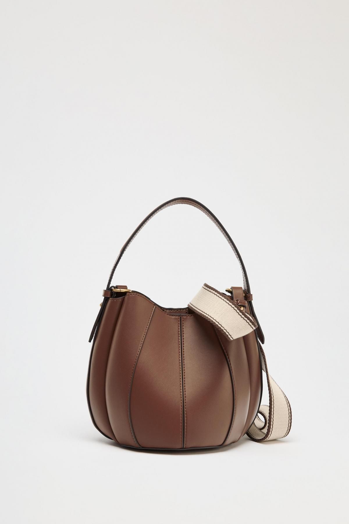 자라 미니멀 스티치 베이직 버킷백 6201/610 DARK TAN - 메인 이미지
