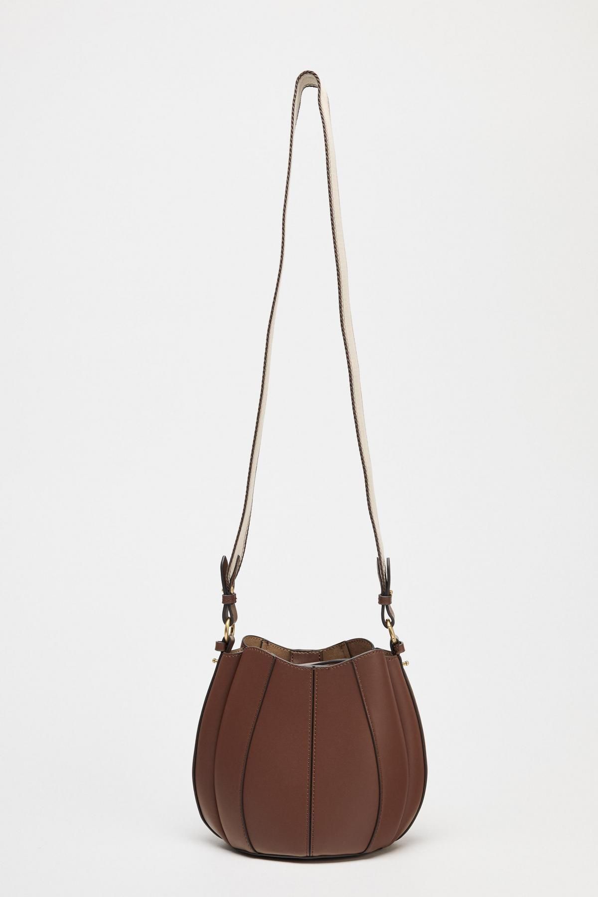 자라 미니멀 스티치 베이직 버킷백 6201/610 DARK TAN - 상세 이미지 3