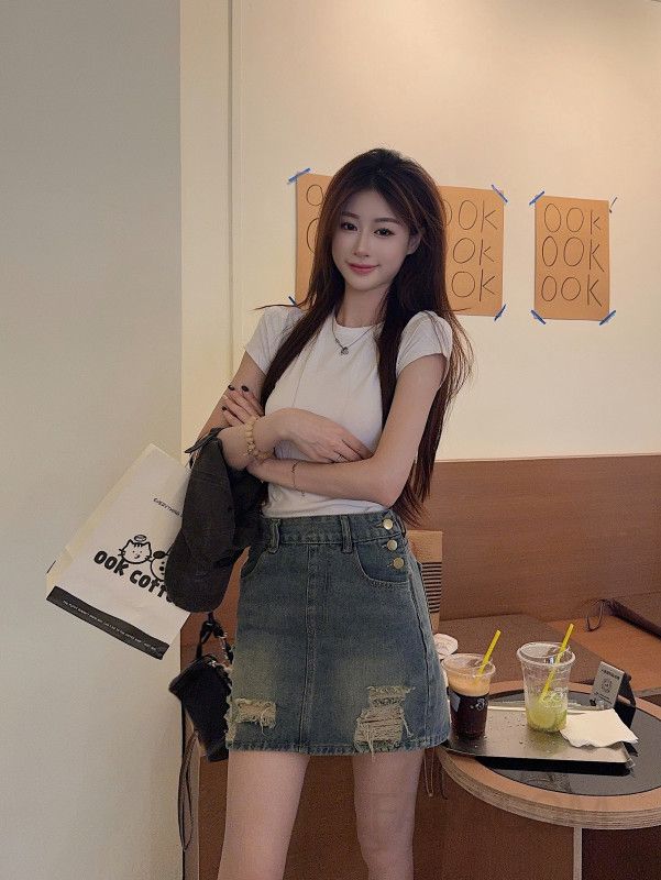 여성 데님 미니청치마 여름 패션 스타일리시한 A라인 스커트 편안한 착용감 데일리 코디 활용도 높은 캐주얼한 디자인 - 상세 이미지 3