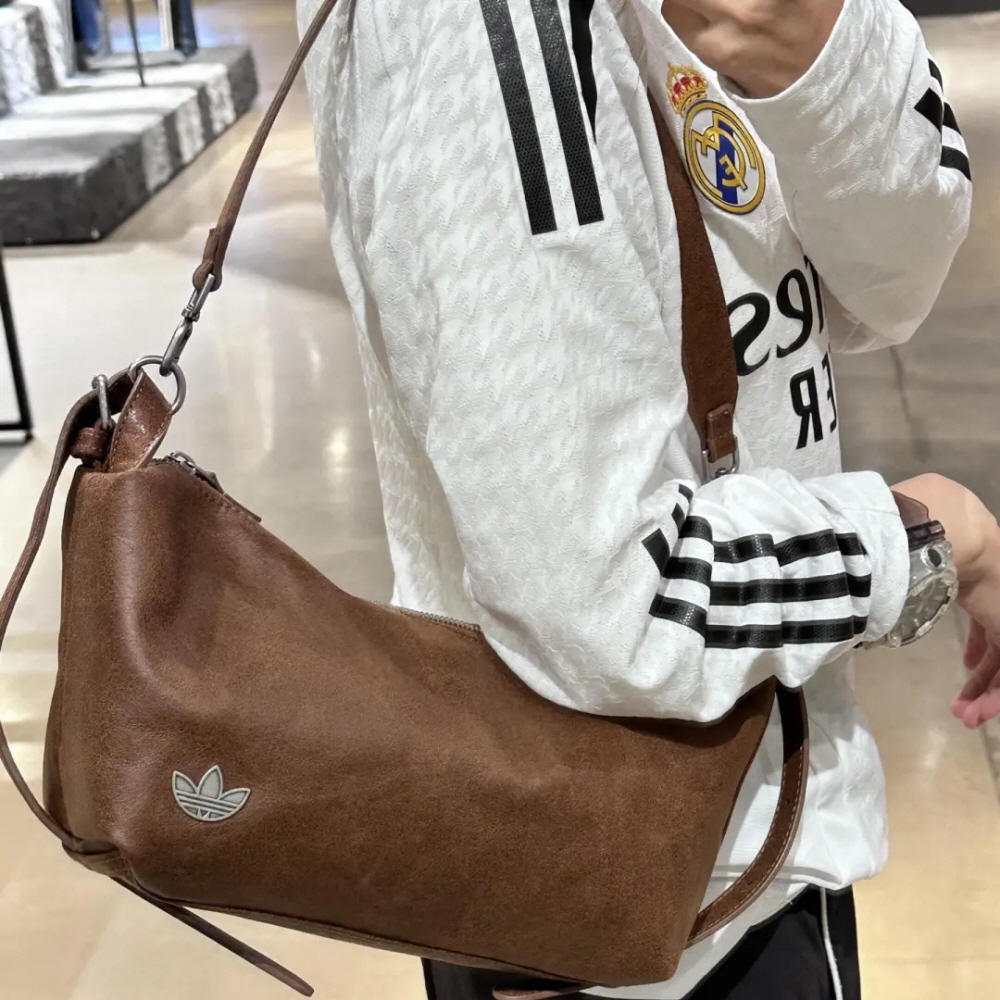 아디다스 오리지널 벨티드 토트백 숄더백 브라운 KT0865 - 상세 이미지 5