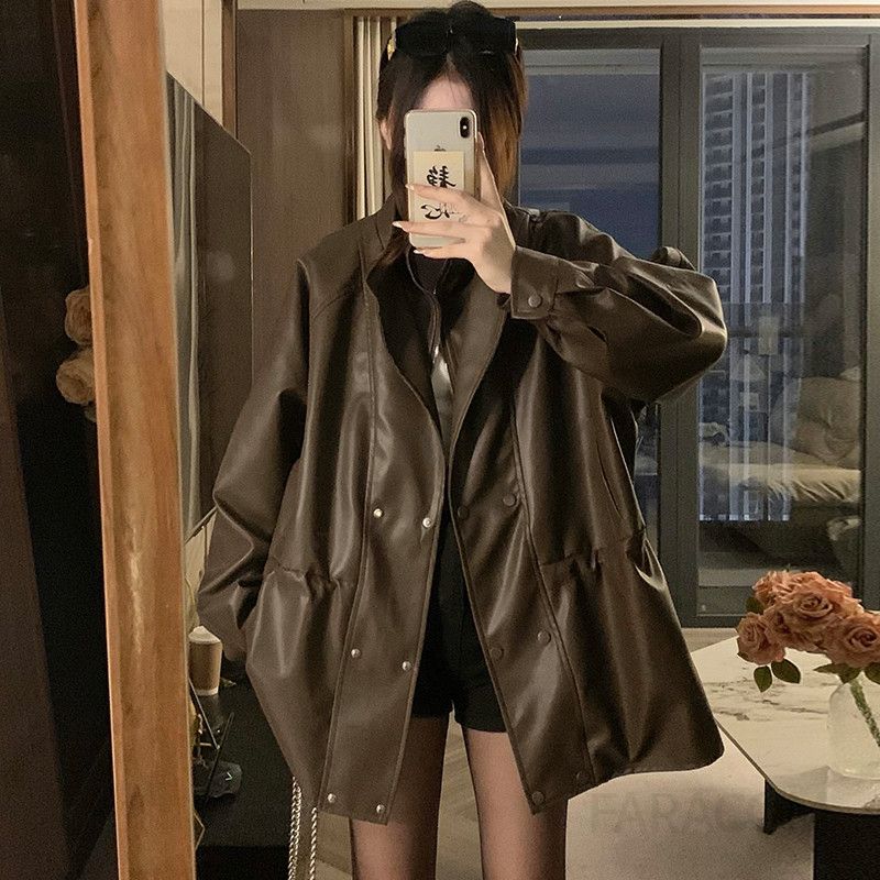 여성 빅사이즈 루즈핏 오버핏 하이넥카라 드로우스트링 허리스트링 레더자켓 인조가죽 점퍼 아우터 중장기장 시크 데일리 간절기 봄 가을 프레피 캐주얼 힙한 패션 외투 코트 - 상세 이미지 3