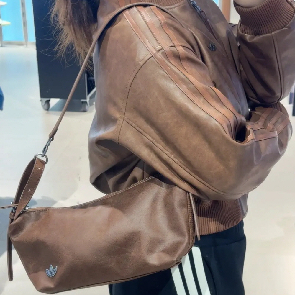 아디다스 오리지널 벨티드 토트백 숄더백 브라운 KT0865 - 상품 이미지