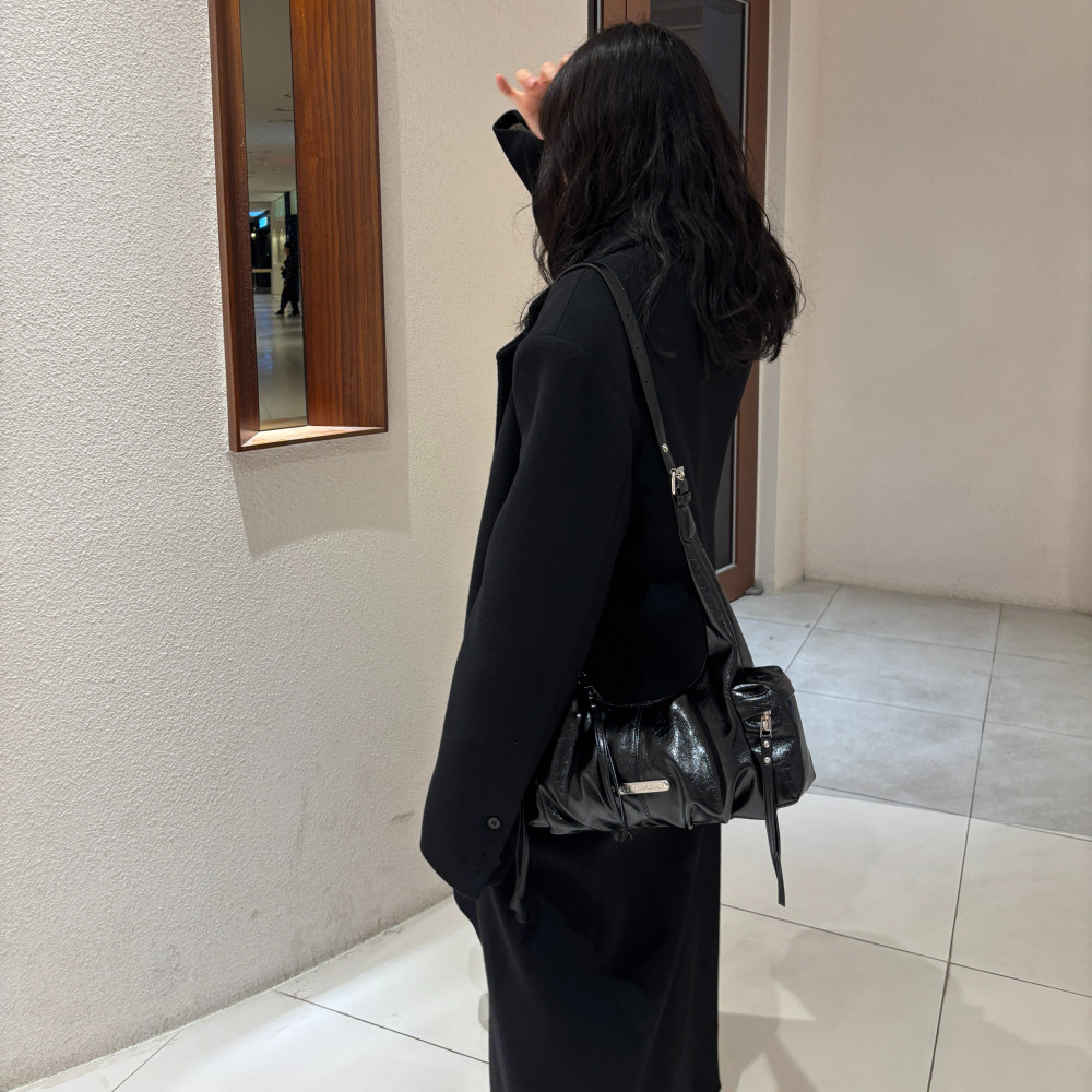 크랙 레더 카고 숄더백 데일리 직장인 쇼퍼백 블랙 - 상세 이미지 2