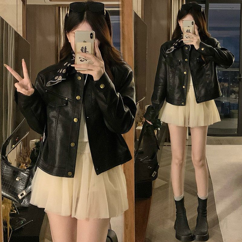 여성 인조 레더 크롭 금장 버튼 카라 자켓 레더자켓 루즈핏 봄 가을 아우터 데일리룩 오피스룩 시크 모던 간절기 - 메인 이미지