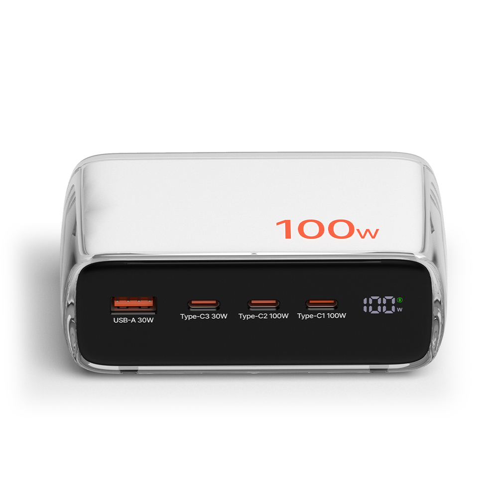 정면에서 촬영한 충전기 전체 모습으로 USB-A 포트 1개와 Type-C 포트 3개의 배치와 100W 표시가 명확하게 드러난 사진