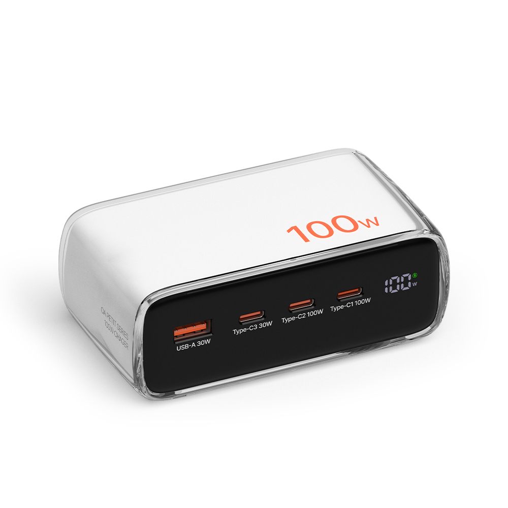 흰색 바디에 검은색 포트 영역이 있는 오아 100W 충전기를 측면에서 촬영한 이미지로, USB-A 포트 1개와 Type-C 포트 3개가 표시되어 있음