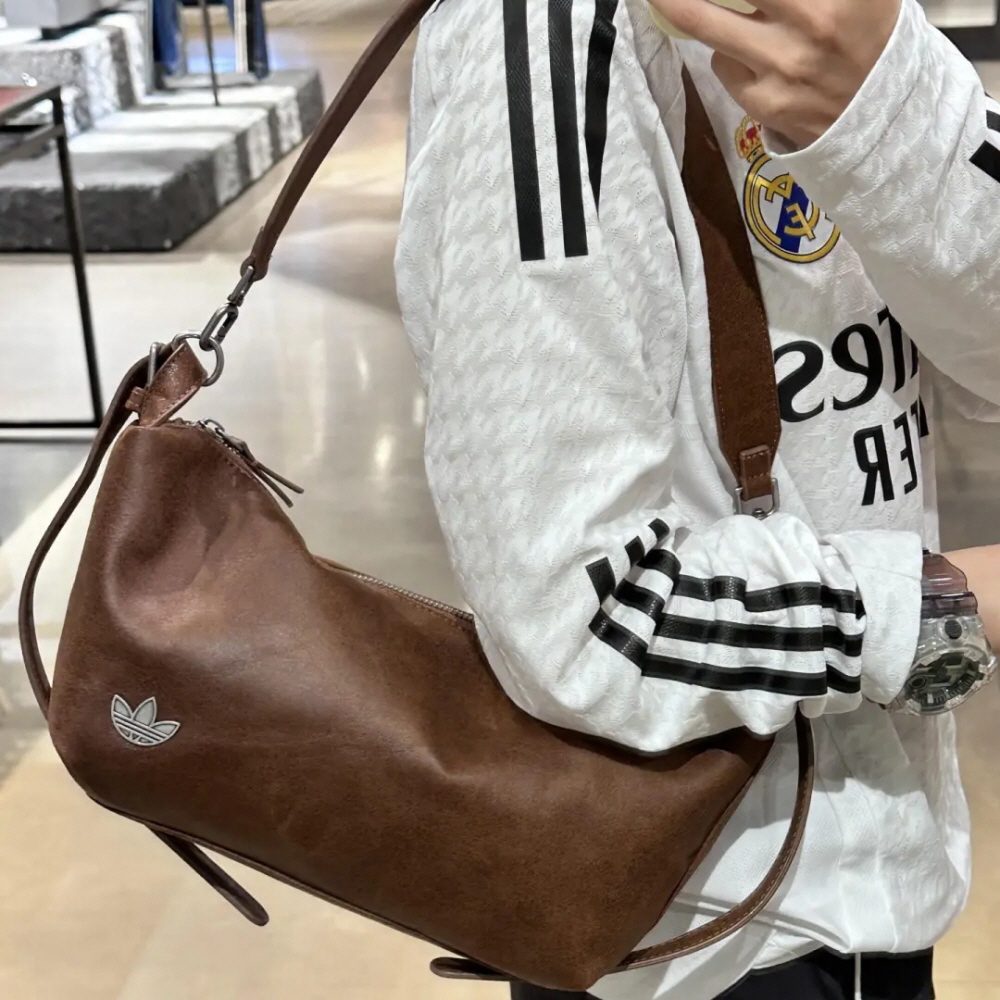 아디다스 오리지널 벨티드 토트백 숄더백 브라운 KT0865 - 상세 이미지 4
