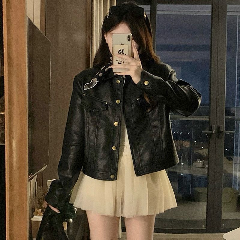 여성 인조 레더 크롭 금장 버튼 카라 자켓 레더자켓 루즈핏 봄 가을 아우터 데일리룩 오피스룩 시크 모던 간절기 - 상세 이미지 3