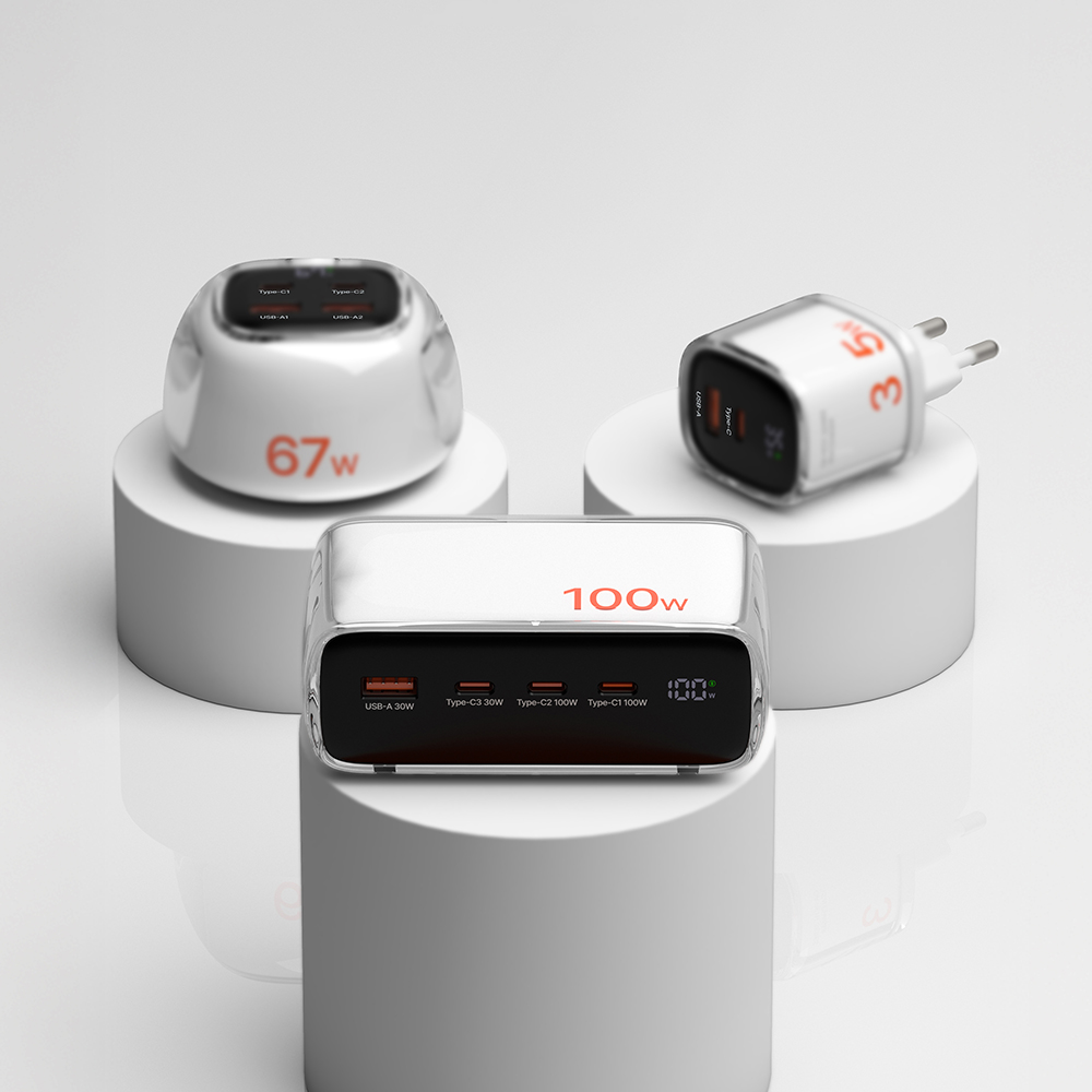 오아의 100W 충전기, 67W 충전기, 30W 충전기 등 여러 모델을 흰색 원형 스탠드 위에 배열하여 제품의 다양한 라인업을 비교 전시한 구성