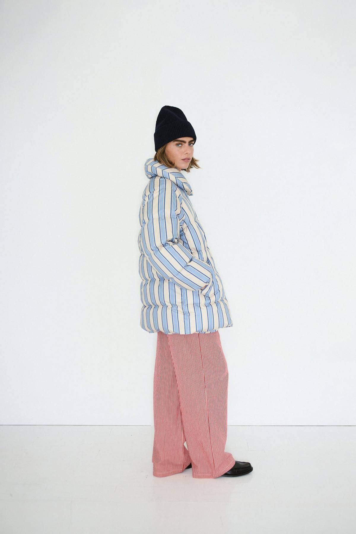 타이니코튼 스트라이프 패딩 미디 재킷 다크 바닐라 AW25-759-R01 ONE COLOR - 상세 이미지 3