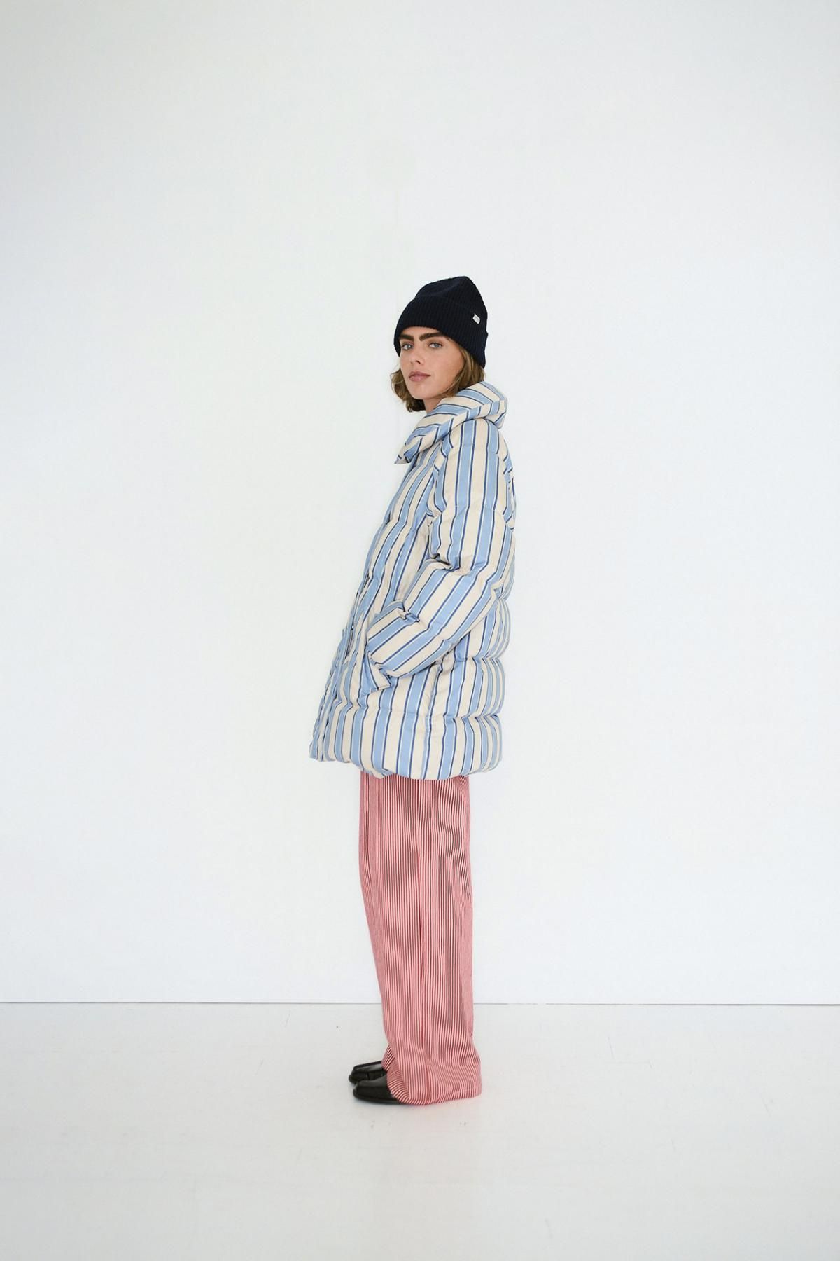 타이니코튼 스트라이프 패딩 미디 재킷 다크 바닐라 AW25-759-R01 ONE COLOR - 상세 이미지 4