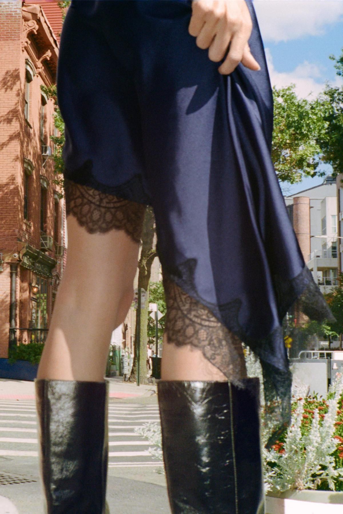 자라 트렌디 새틴 레이스 비대칭 미디 원피스 9188/332 NAVY BLUE - 상세 이미지 5