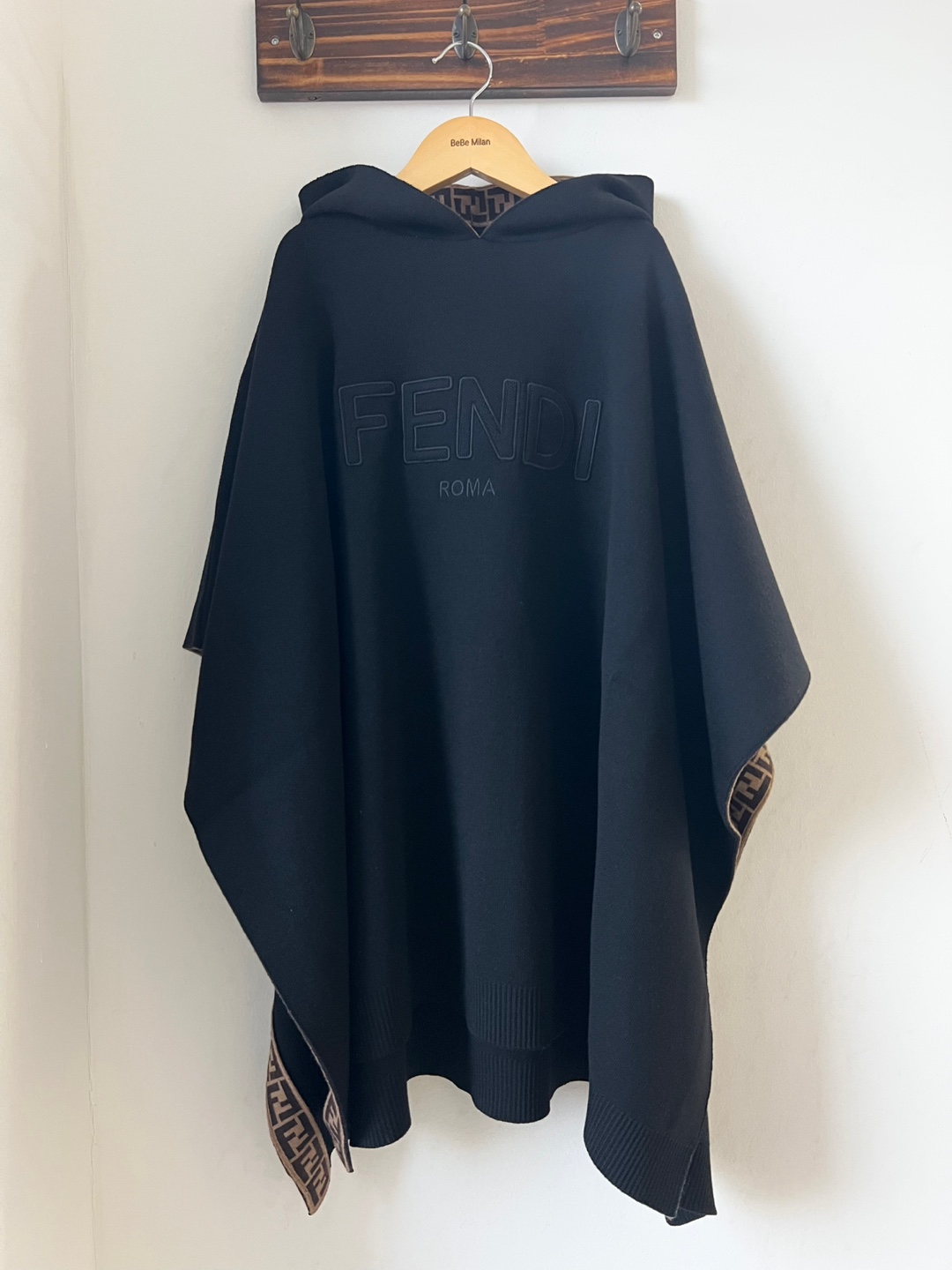 25FW 펜디 키즈 로고 자수 후드 판초 케이프 베이지 블랙 JUQ068 이미지 6