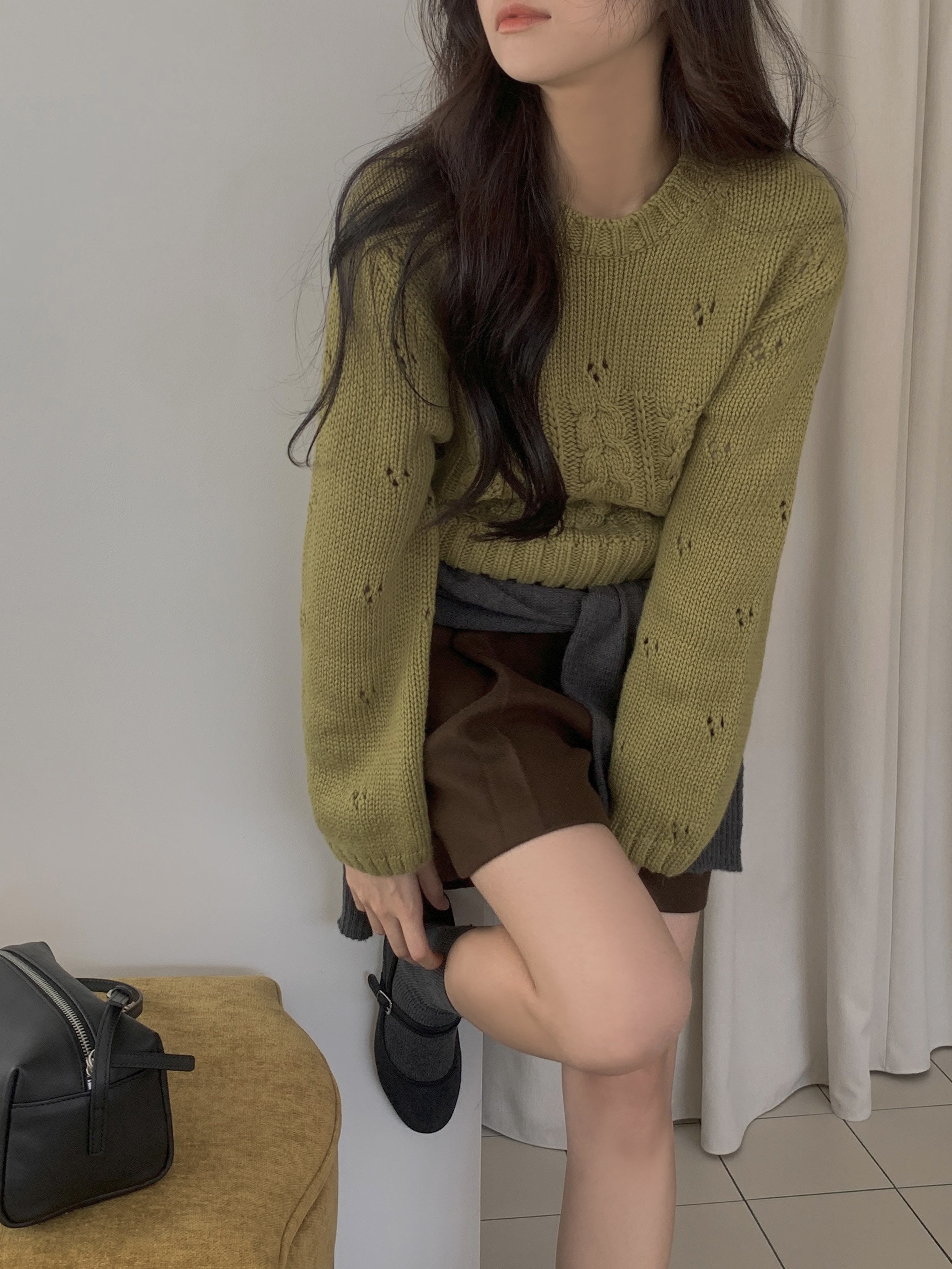 두꺼운 오버무드 겨울 펀칭 자수 라운드 크롭 아방 도톰 컬러 올리브 레드 꽈배기 울니트 - 상세 이미지 3
