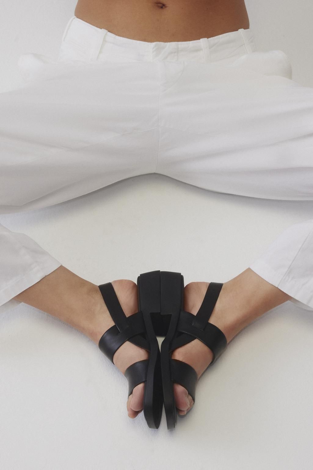 캠퍼 프리미엄 블랙 레더 스트랩샌들 Dana K201486-005 BLACK - 상세 이미지 2