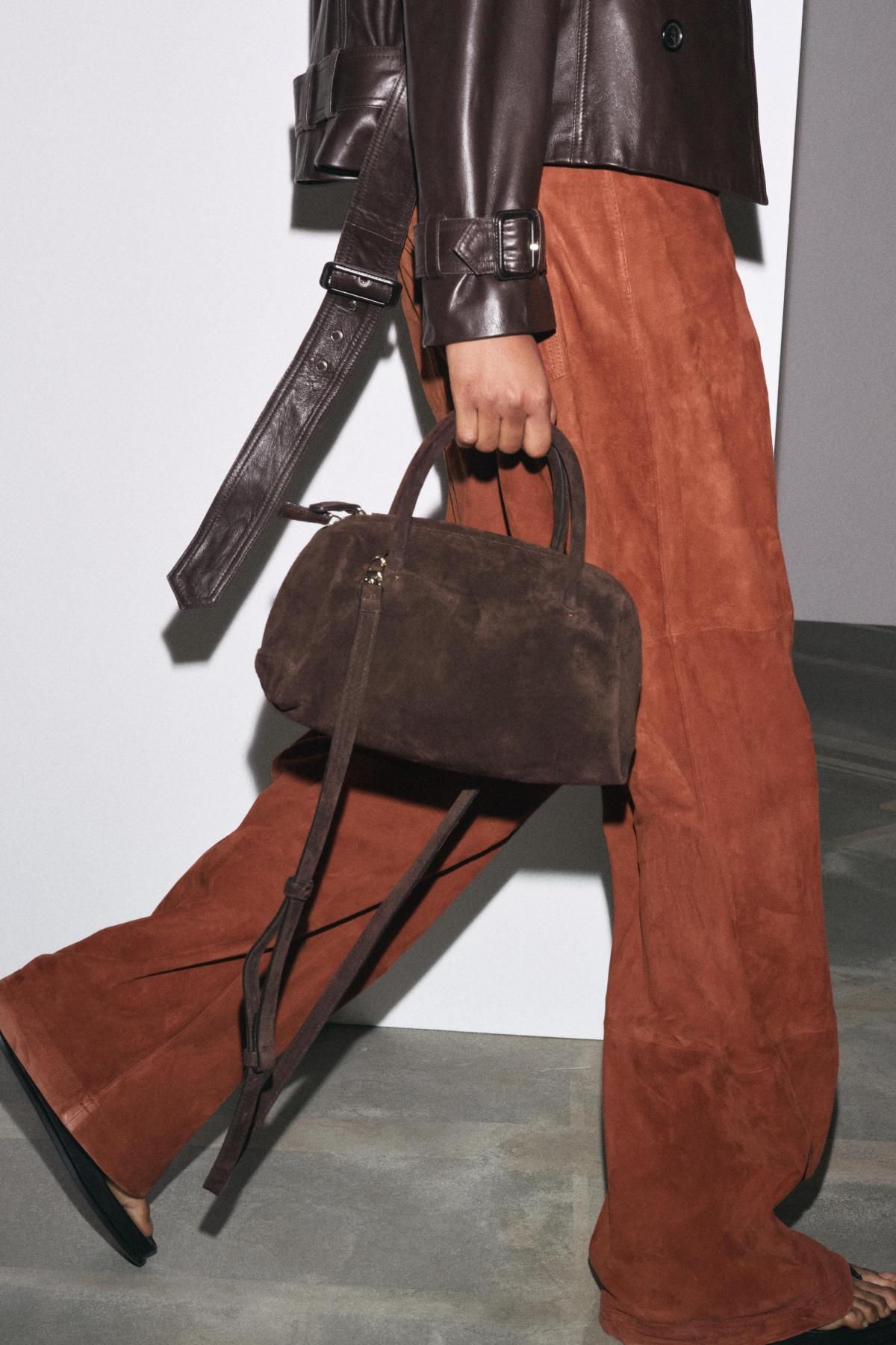자라 프리미엄 스웨이드 토트 크로스백 SPLIT SUEDE BOWLING BAG 6552/610 CHOCOLATE - 상세 이미지 2