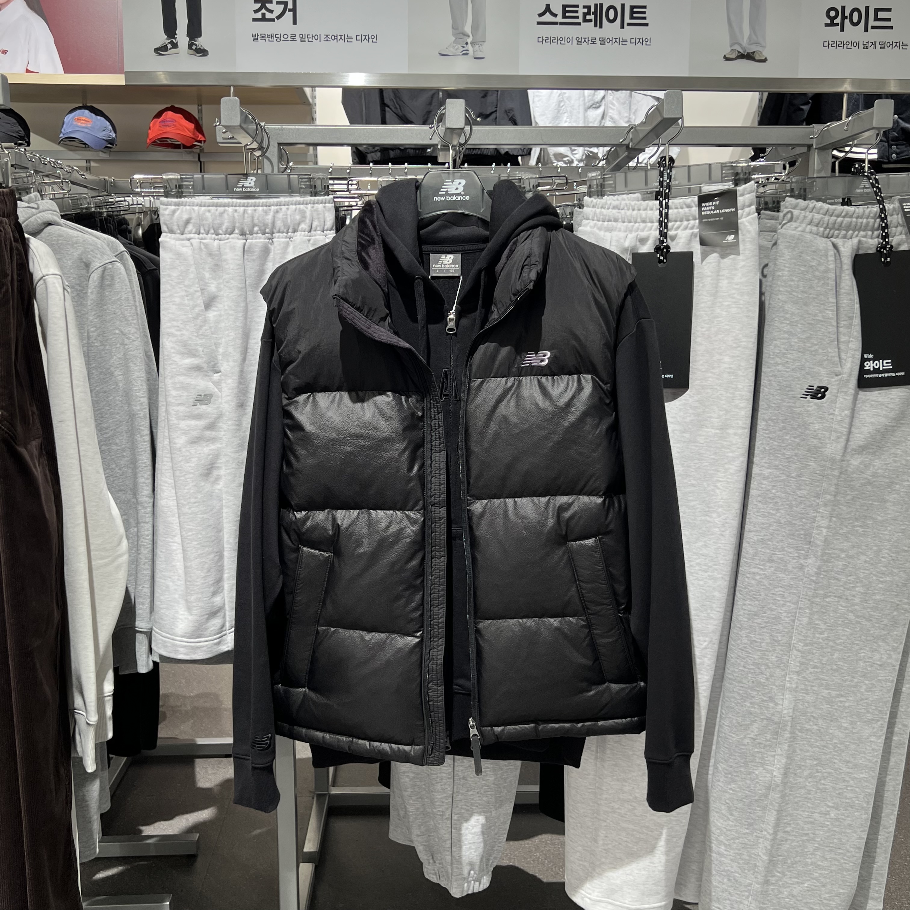 뉴발란스 패딩조끼 덕다운 액티브 숏 오리털 글로시 블랙 브라운 - 상세 이미지 4