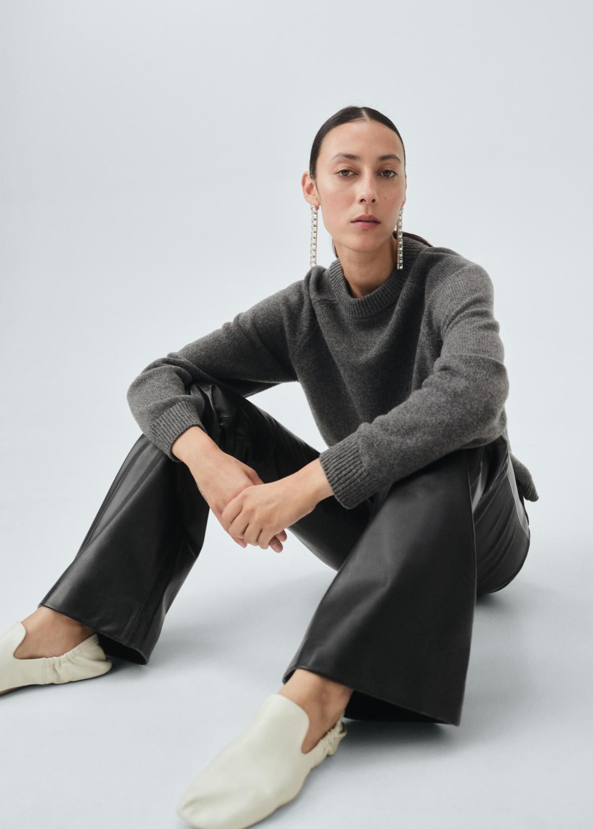 망고 100 레더 미드라이즈 블랙 플레어 팬츠 17086343 NEGRO - 상세 이미지 5