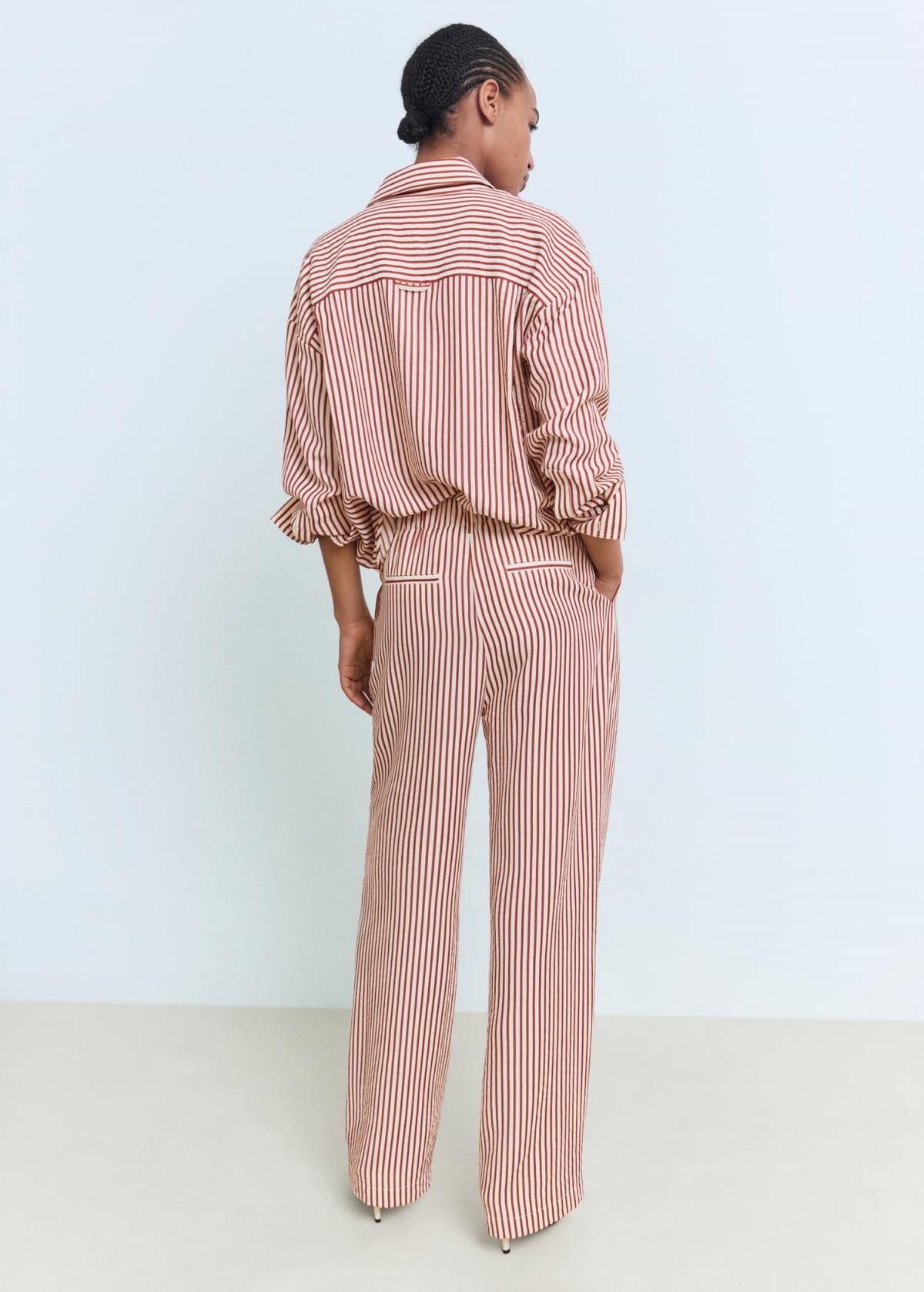 망고 스트라이프 와이드핏 테크니컬 슬랙스 팬츠 17062549 NARANJA TOSTADO - 상세 이미지 4