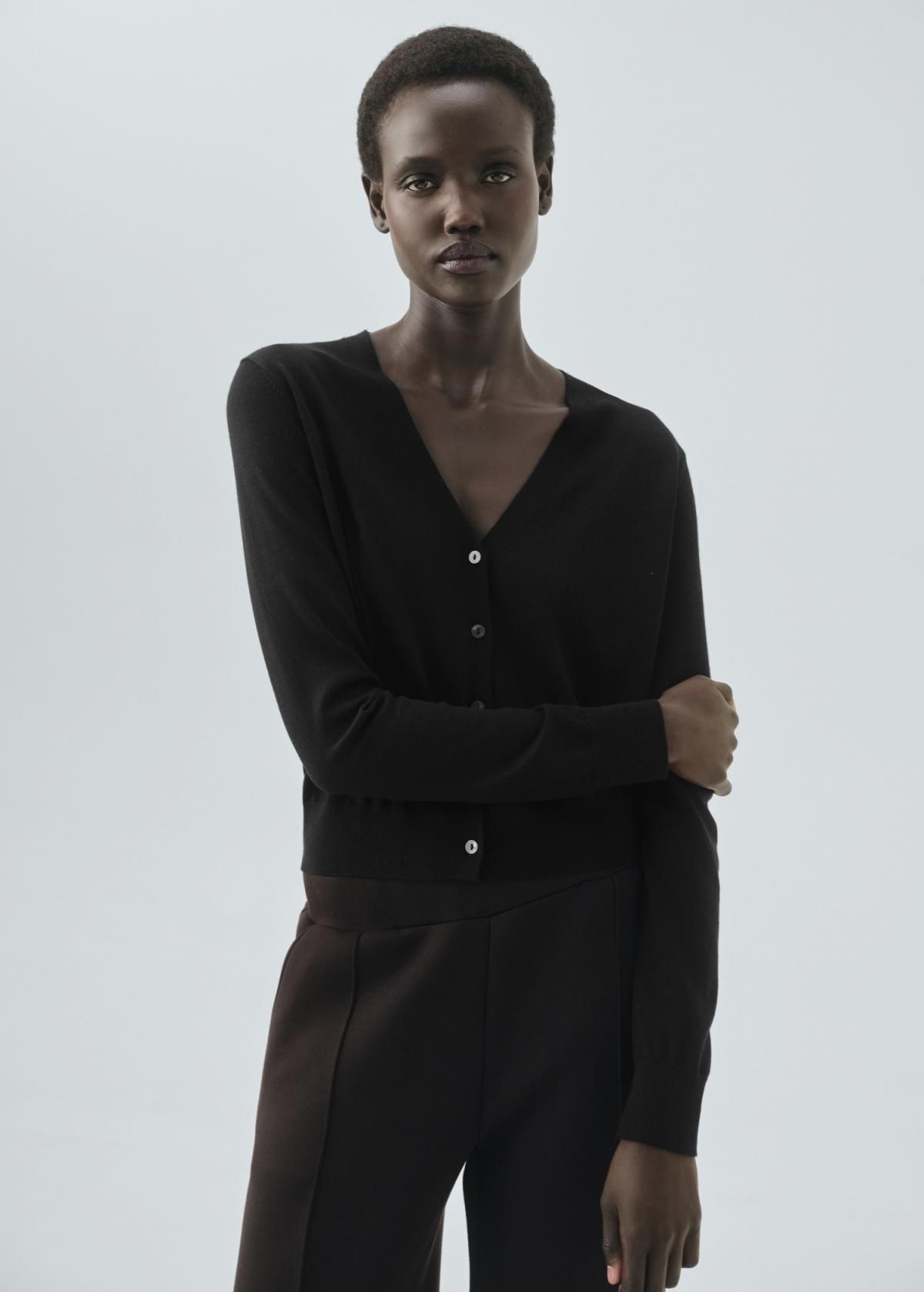 망고 100 울 브이넥 블랙 가디건 17056353 NEGRO - 상세 이미지 2