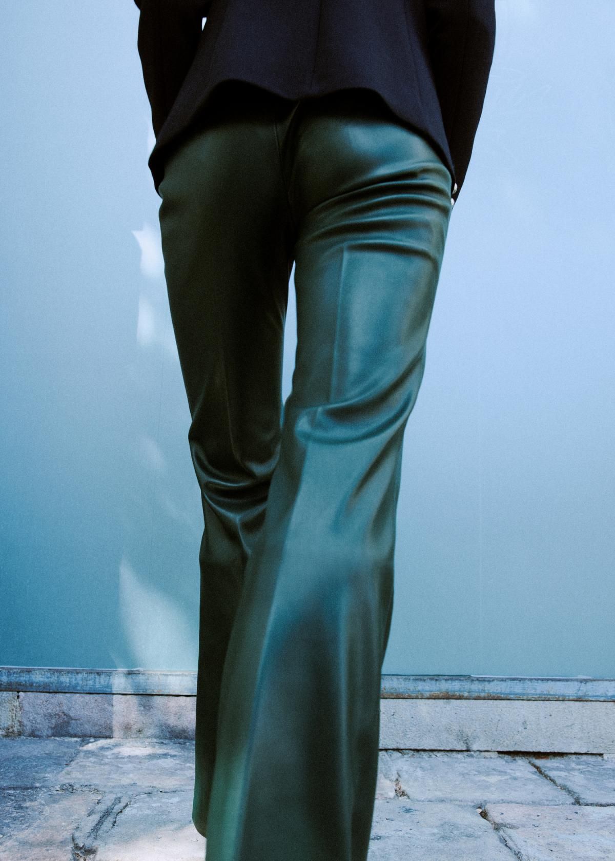 망고 페이크 레더 플레어핏 로우웨이스트 팬츠 17097803 VERDE - 상세 이미지 4