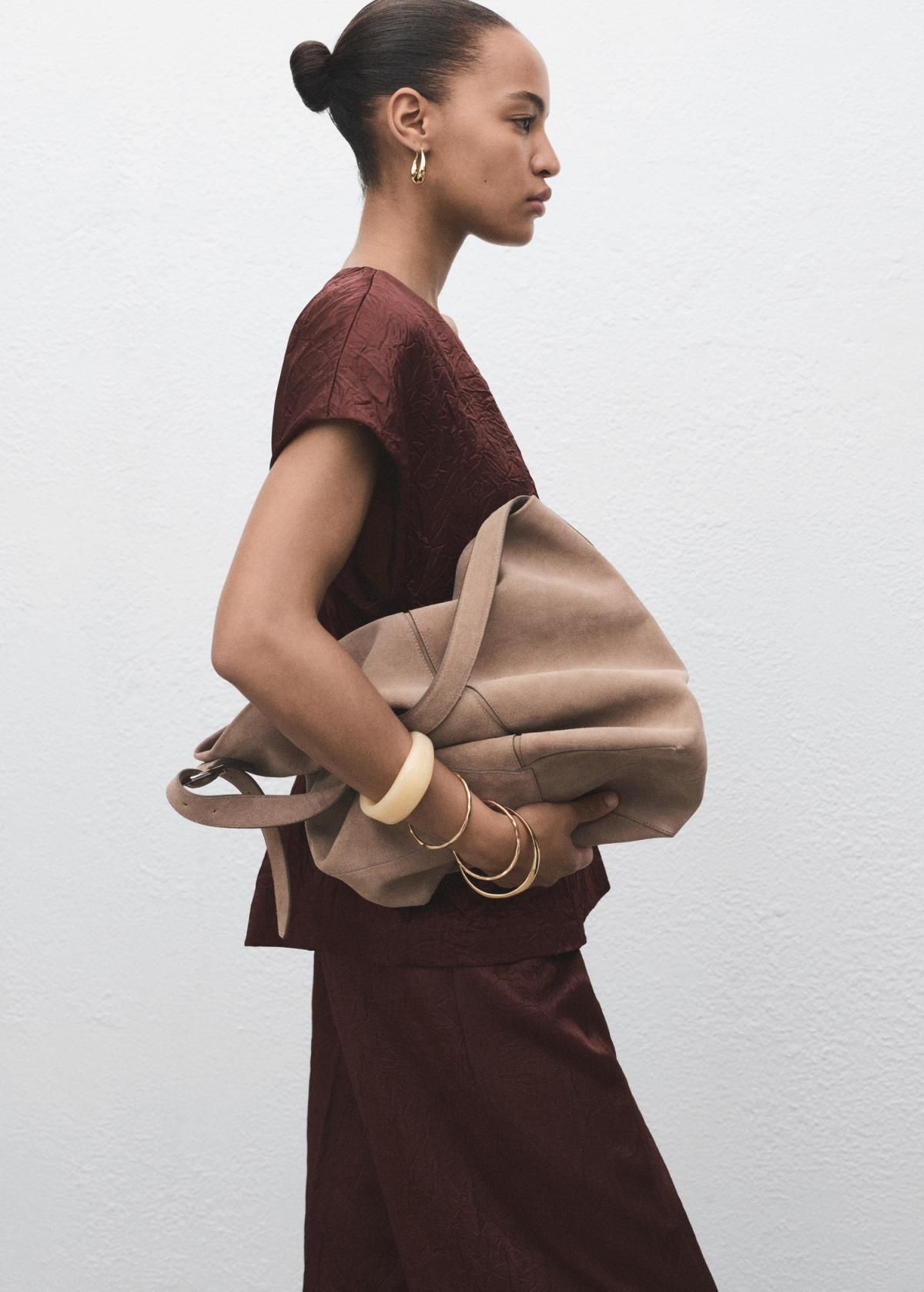 망고 테크니컬 새틴 크링클 스트레이트 슬랙스 팬츠 17014148 CHOCOLATE - 상세 이미지 4