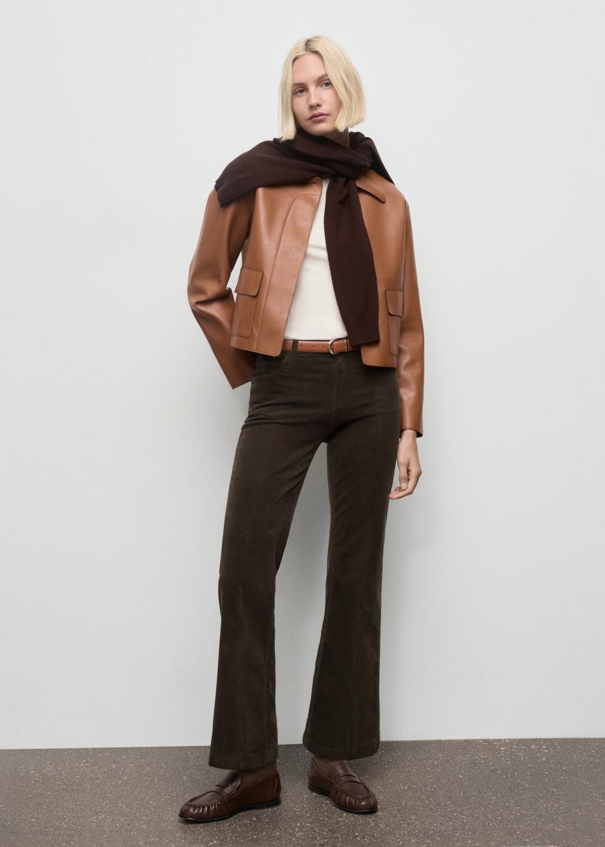 망고 코듀로이 플레어 미드웨이스트 팬츠 17037772 VINO - 상세 이미지 2