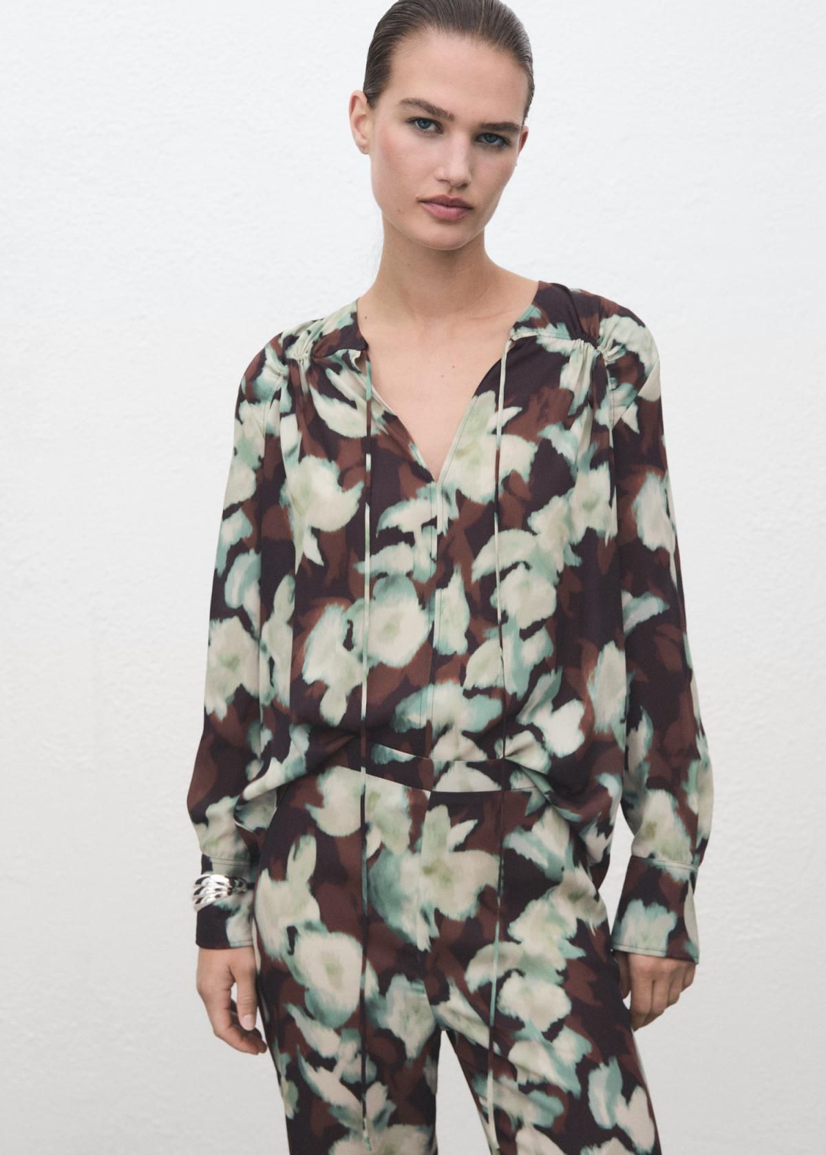 망고 플라워 패턴 플레어 팬츠 17067815 VERDE - 상세 이미지 3