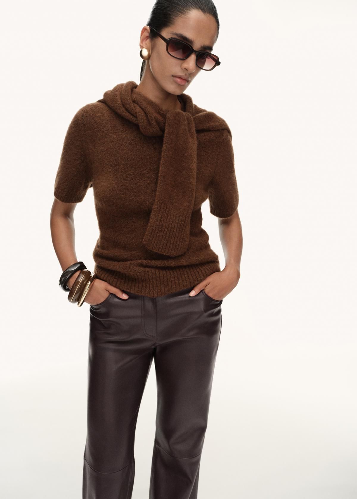 망고 페이크 레더 부츠컷 플레어 팬츠 17045975 CHOCOLATE - 상세 이미지 4