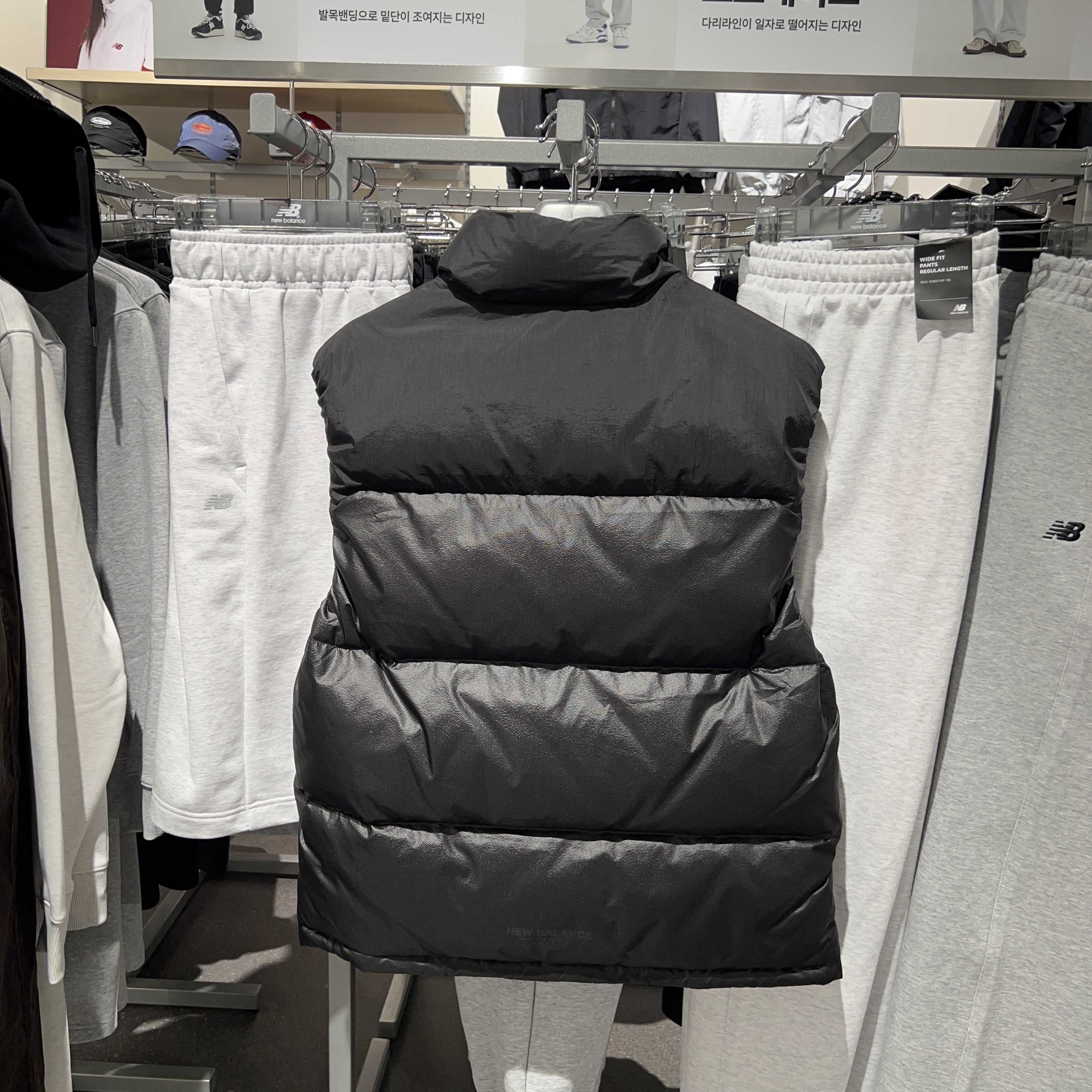 뉴발란스 패딩조끼 덕다운 액티브 숏 오리털 글로시 블랙 브라운 이미지 7
