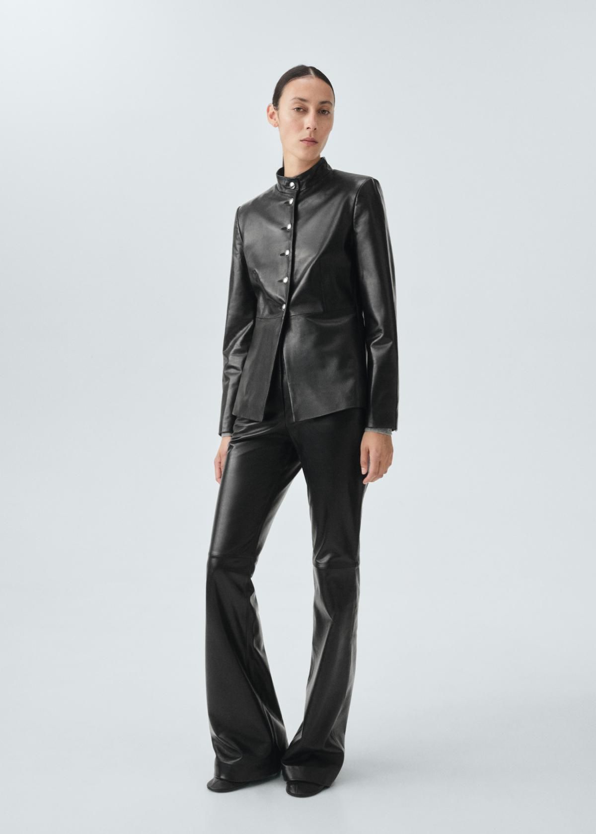 망고 100 레더 미드라이즈 블랙 플레어 팬츠 17086343 NEGRO - 상세 이미지 2