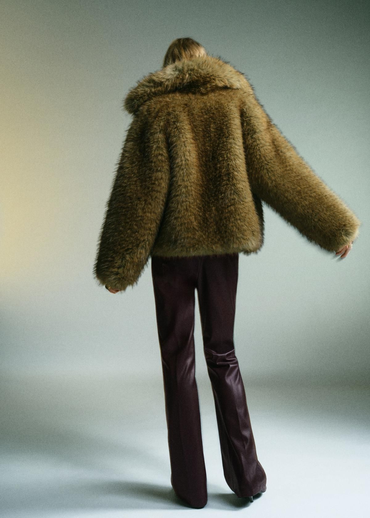 망고 에코레더 슬림핏 부츠컷 팬츠 17097803 VINO - 상세 이미지 3