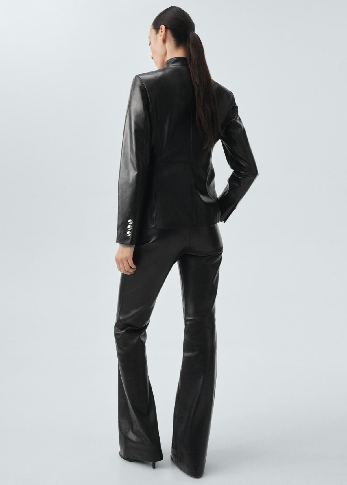 망고 100 레더 미드라이즈 블랙 플레어 팬츠 17086343 NEGRO - 상세 이미지 3