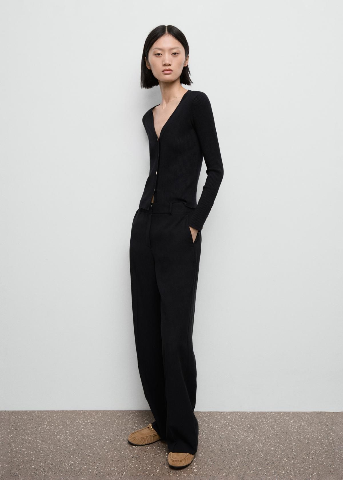 망고 테크니컬 골지 브이넥 버튼 카디건 17035810 NEGRO - 상세 이미지 3