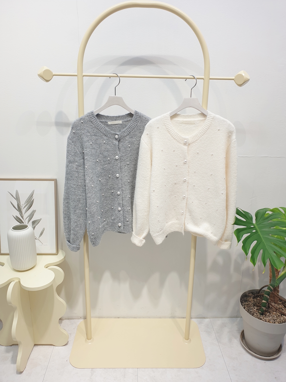 여성 진주 가디건 펄 버튼 포근 니트 가디건 겨울 데일리룩 베이직 아이보리 그레이 - 메인 이미지