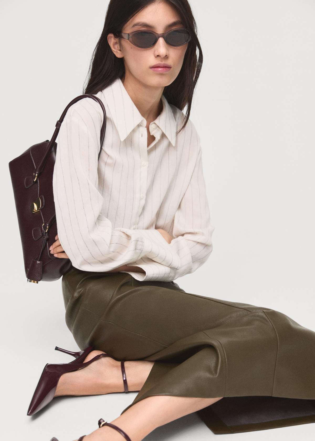 망고 페이크 레더 미디 펜슬 스커트 17037779 KHAKI - 상세 이미지 5