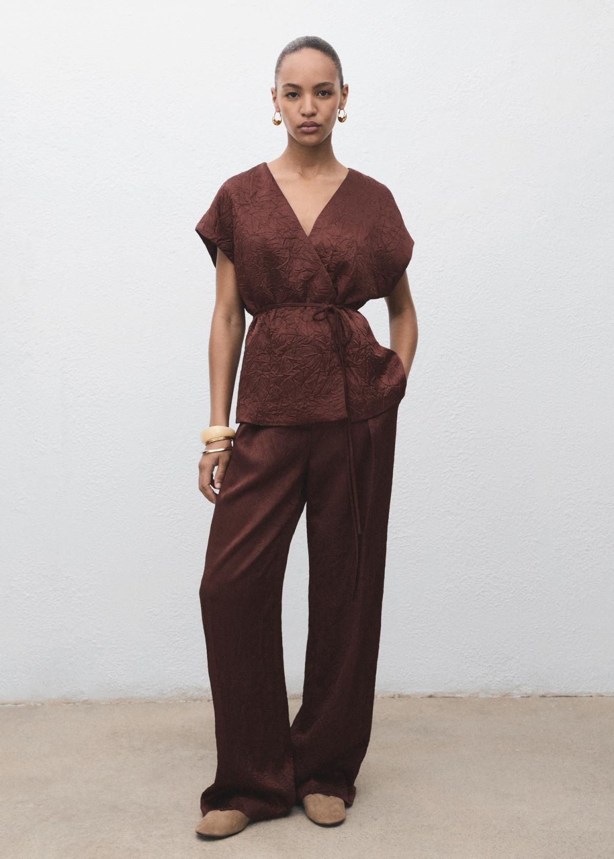 망고 테크니컬 새틴 크링클 스트레이트 슬랙스 팬츠 17014148 CHOCOLATE - 상세 이미지 2