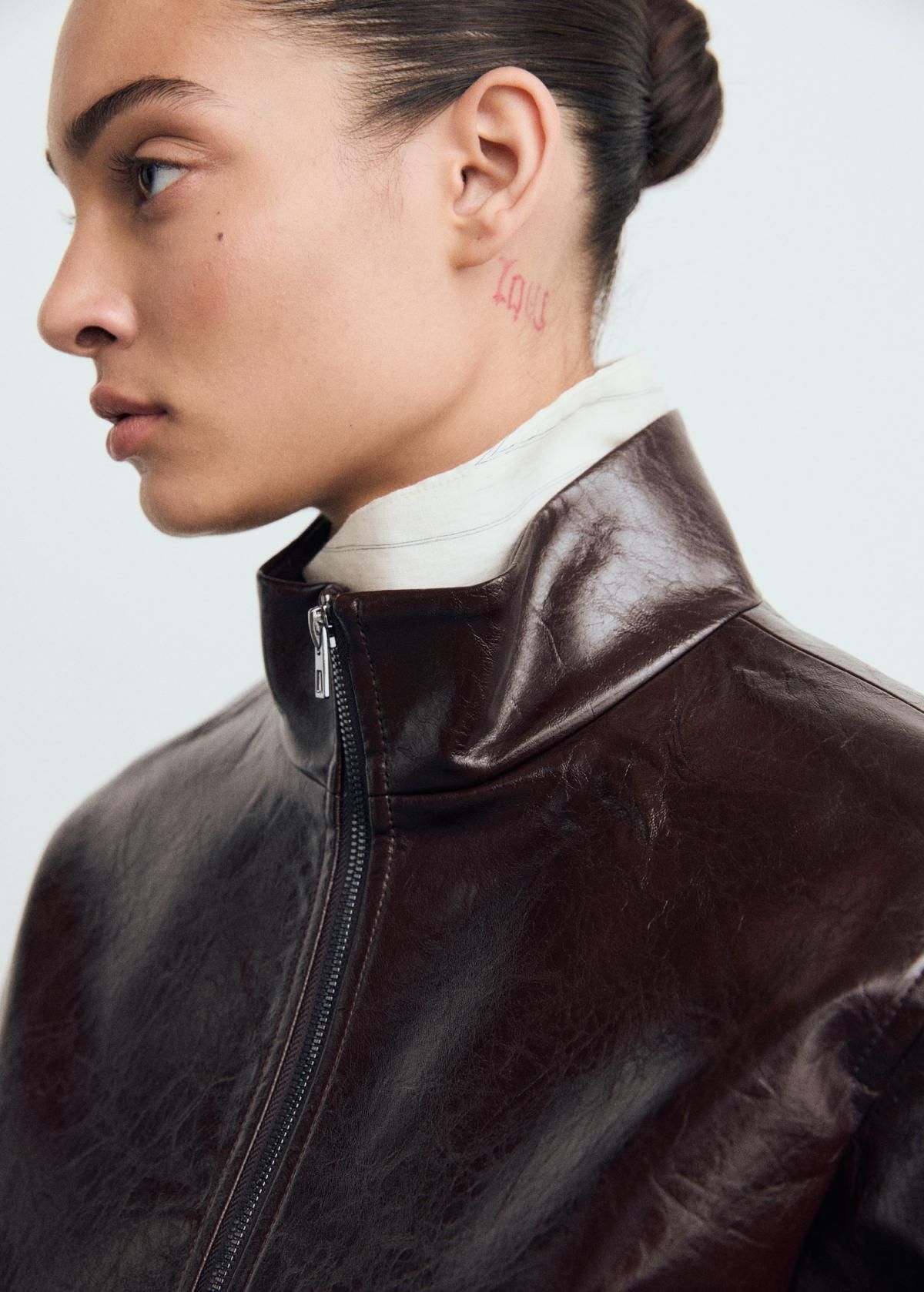 망고 테크니컬 텍스처 하이넥 PU 레더 재킷 87070640 MARRON - 상세 이미지 5
