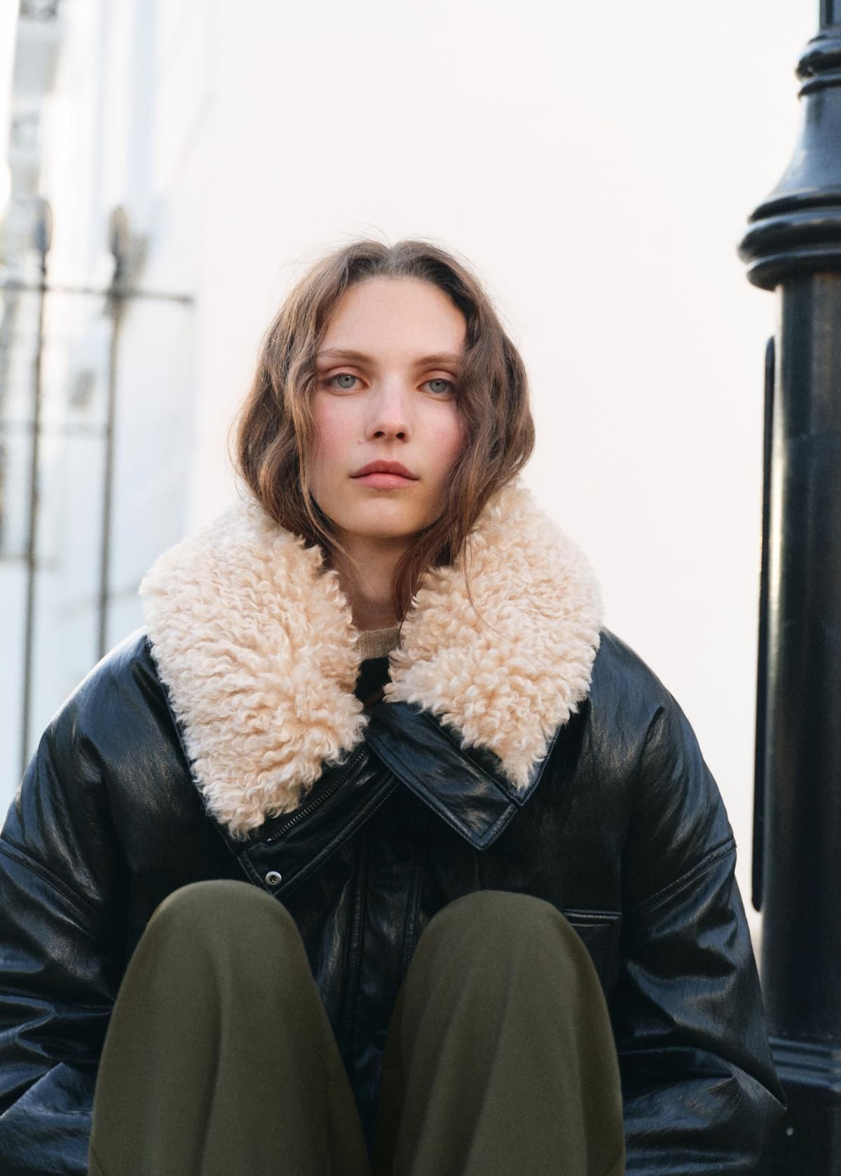 망고 테일러드 배럴핏 핀턱 슬랙스 팬츠 17077901 KHAKI - 상세 이미지 5