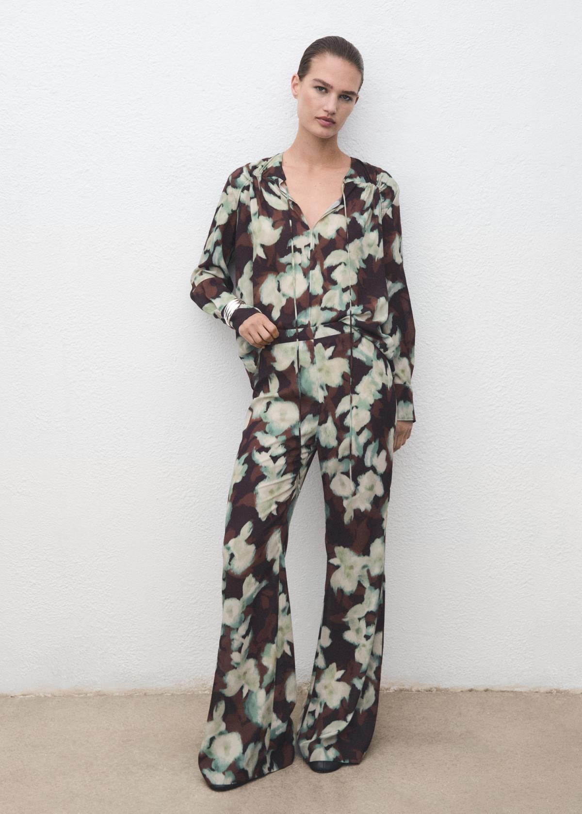 망고 플라워 패턴 플레어 팬츠 17067815 VERDE - 상세 이미지 2