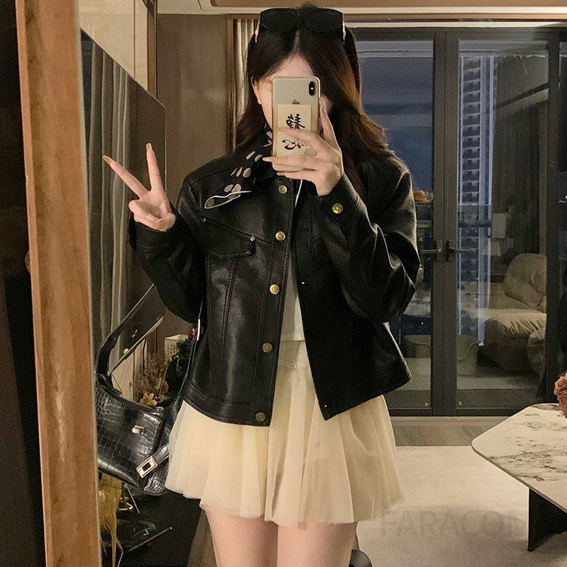 여성 블랙 금장 단추 크롭 레더 자켓 숏 라이더 인조가죽 점퍼 캐주얼 간절기 아우터 세련된 데일리룩 봄 가을 - 상세 이미지 5