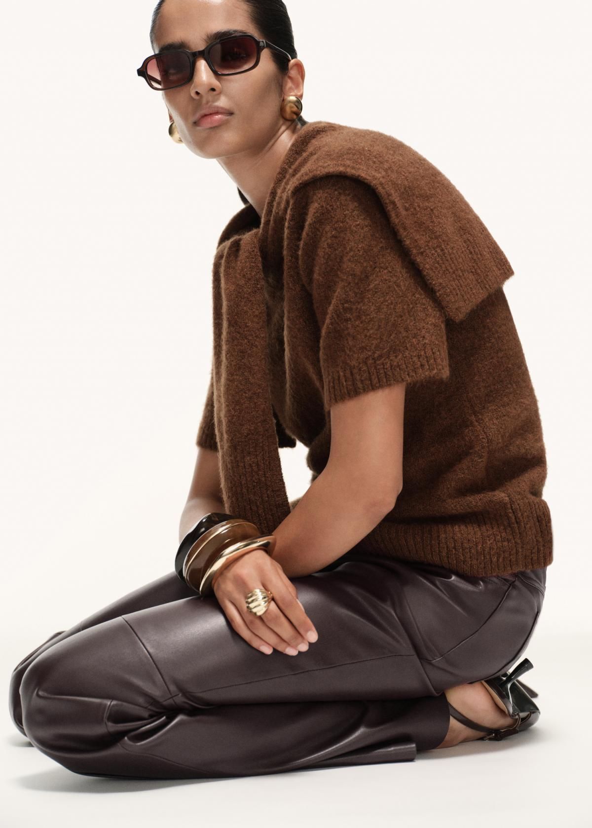 망고 페이크 레더 부츠컷 플레어 팬츠 17045975 CHOCOLATE - 상세 이미지 5