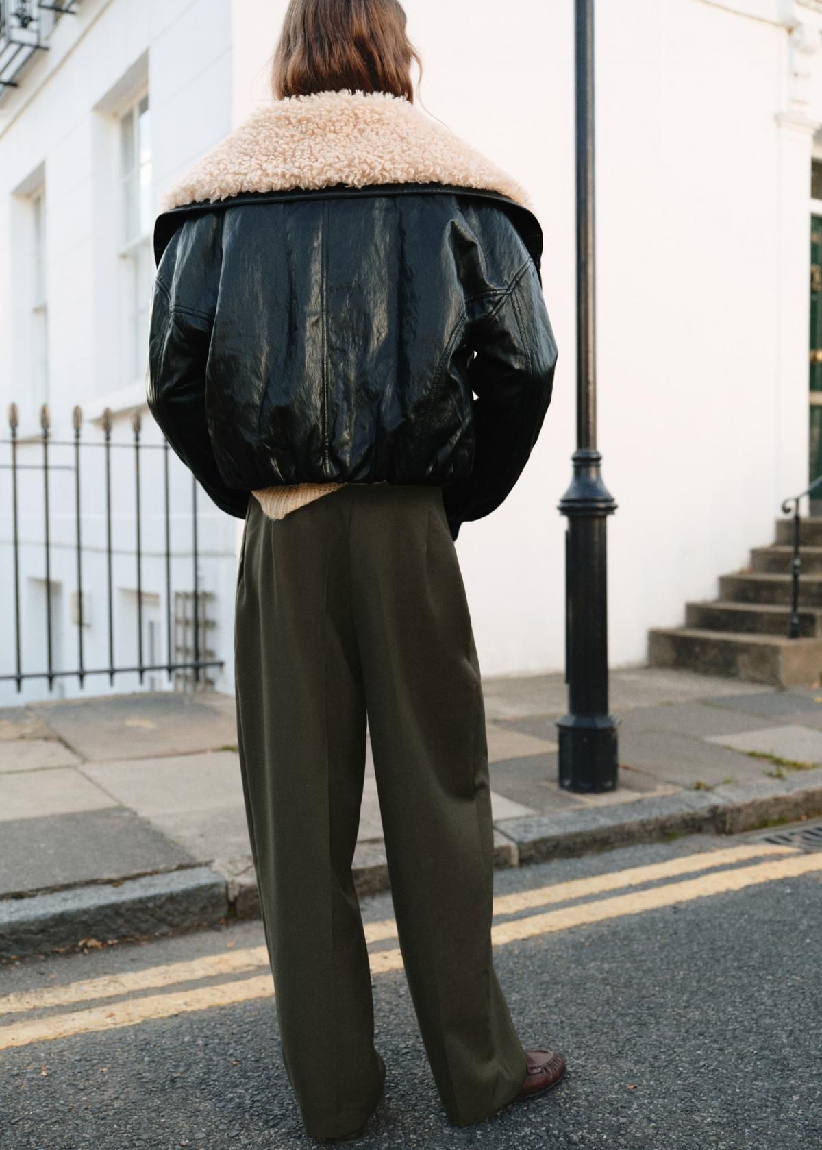 망고 테일러드 배럴핏 핀턱 슬랙스 팬츠 17077901 KHAKI - 상세 이미지 4