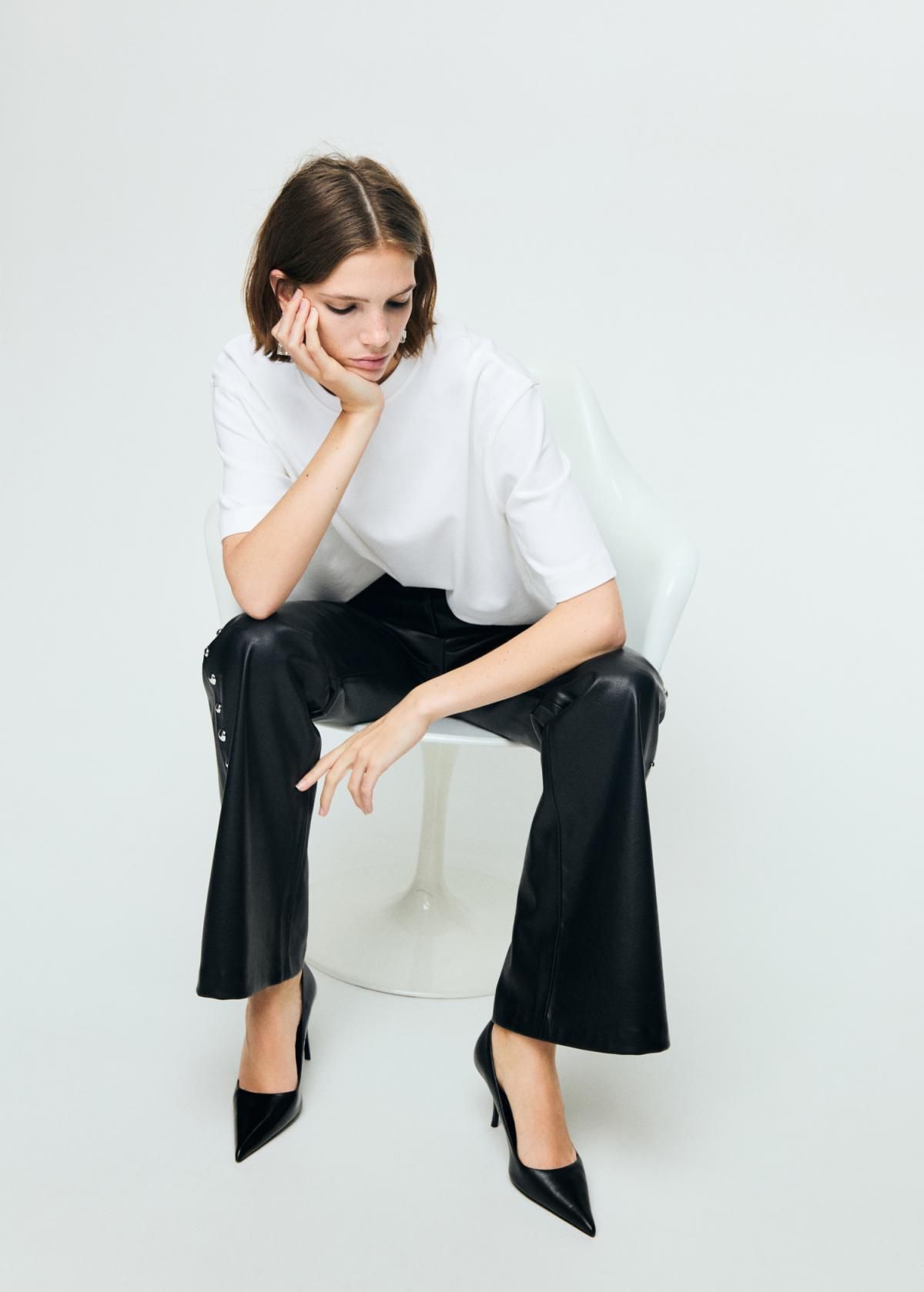 망고 페이크 레더 스터드 플레어 팬츠 17089109 NEGRO - 상세 이미지 5