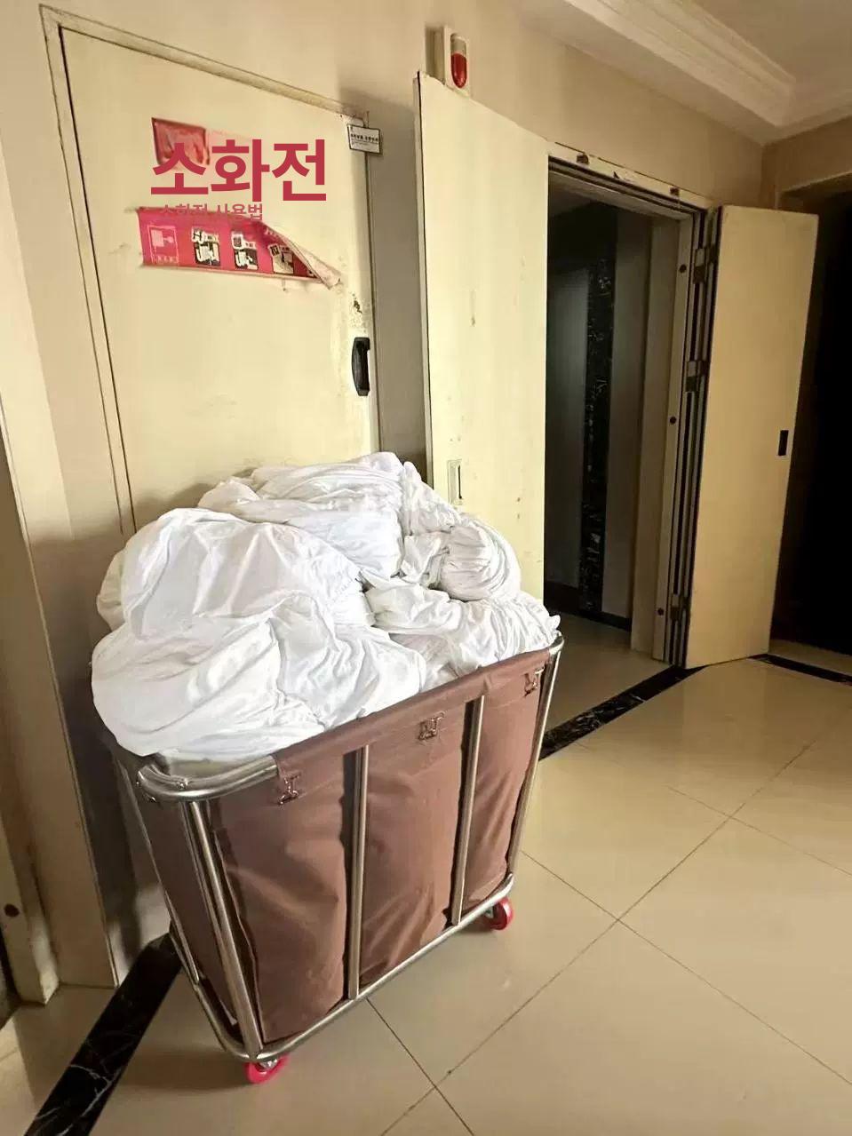 천 세탁 카트 수거 수건 호텔커버 바구니 린넨 바스켓 접이식 교체용 주머니 빨래통 파란색 양면 전강 다중 포켓 5인치 바퀴 - 상세 이미지 2