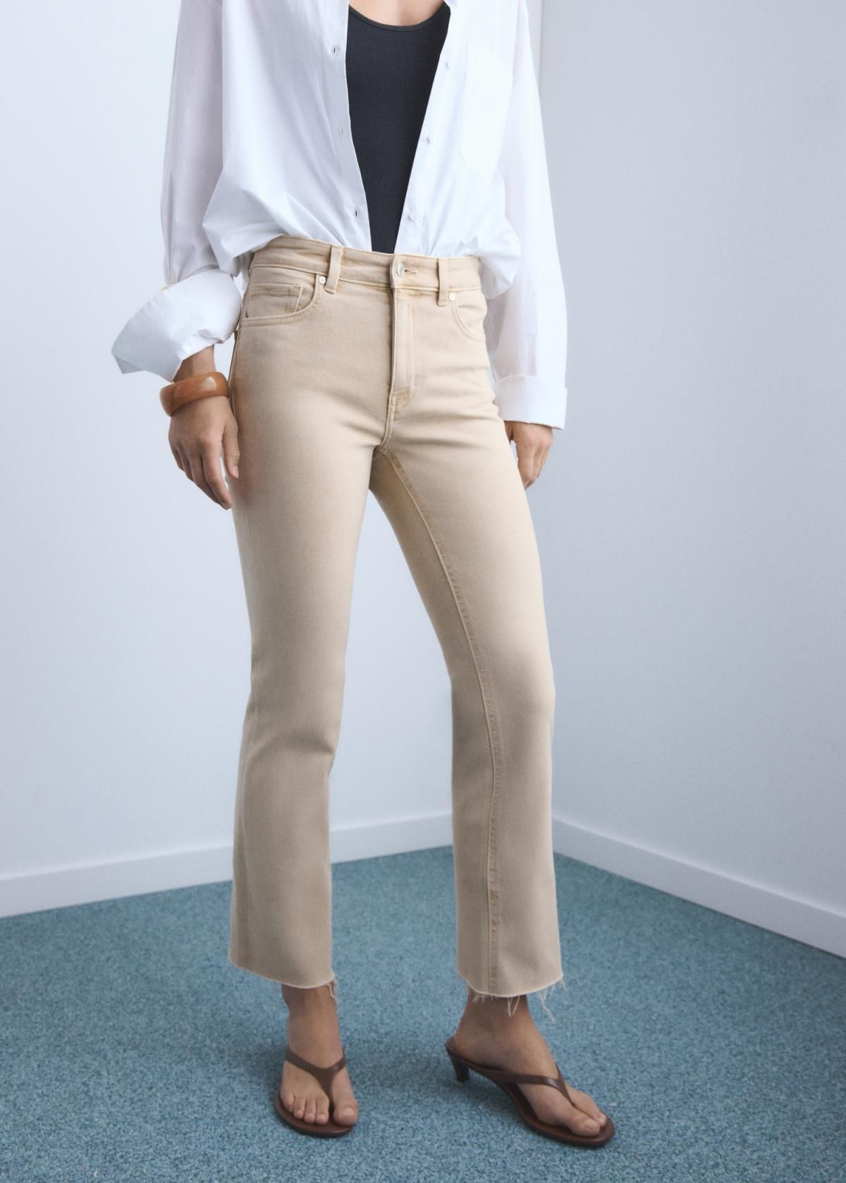 망고 크롭 플레어 베이지 데님 팬츠 17001209 ARENA - 상품 이미지